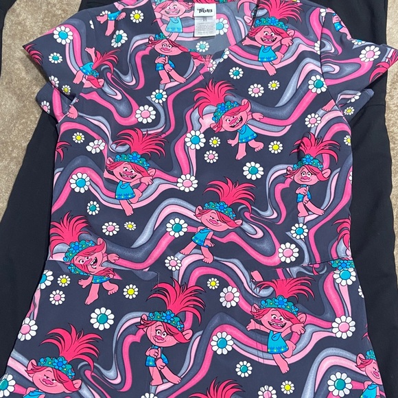 Trolls Scrub Top-Pink and Gray Scrub-star Blk bottoms. - Picture 3 of 6